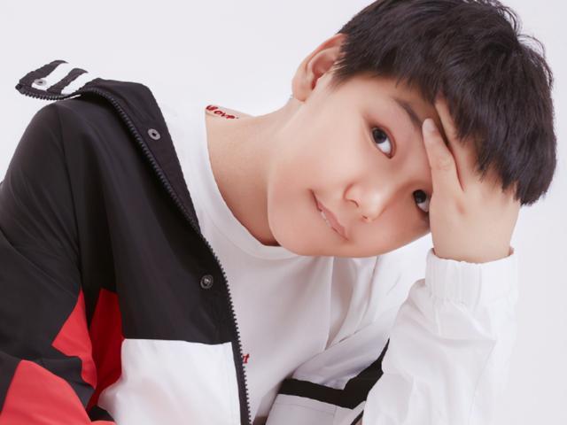 晴儿儿子整容式长大继承妈妈高颜值年仅14岁帅成男神