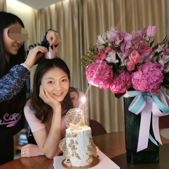 张艺谋小31岁娇妻罕晒照身材妖娆不输一线小花网友真有福气