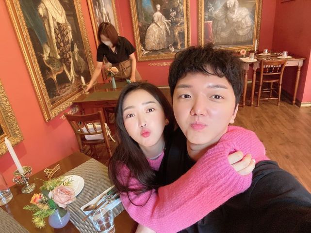 裴涩琪晒与老公同框照公布婚礼日期,婚房挂满婚纱照幸福满满