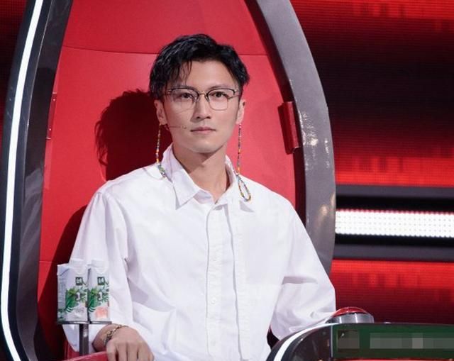 越老越帅的谢霆锋,白衬衫凸显韩范气质,王菲眼光太好了