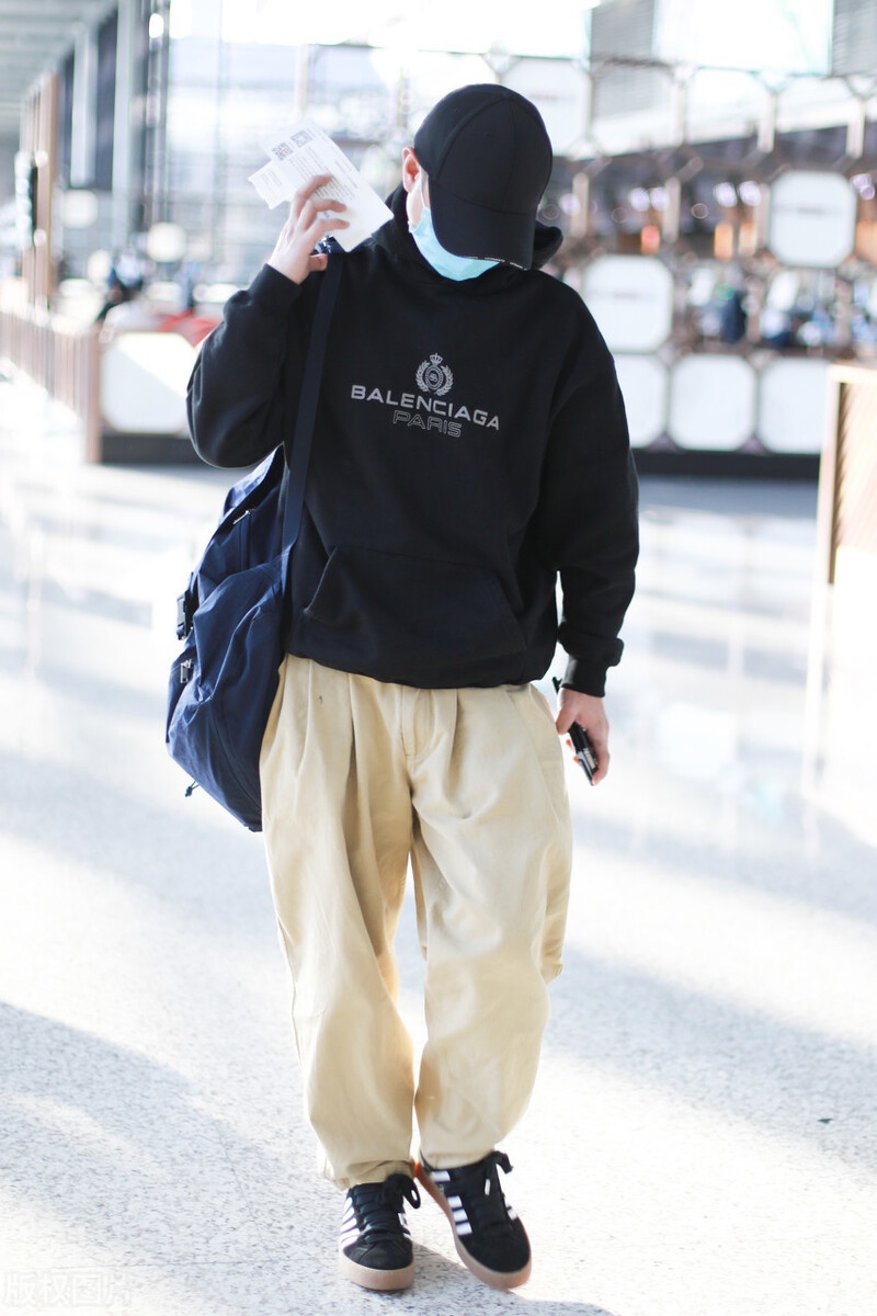 文章穿连帽运动衫搭配卡其色裤子,头戴棒球帽看起来十分简约