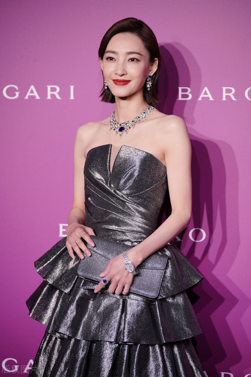 王丽坤一袭银色礼服御姐范十足,复古短发造型全开