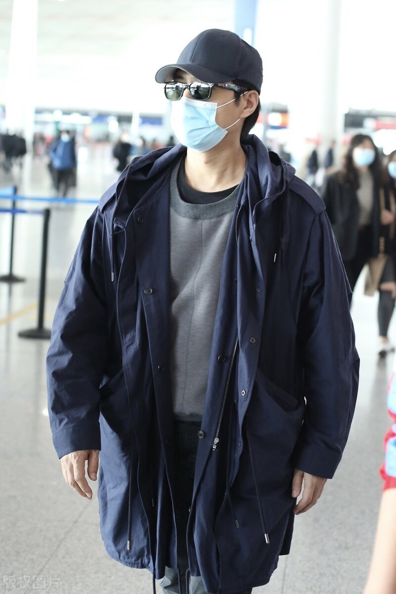 靳东穿灰色打底外搭深色风衣现身机场走路满满的老干部风