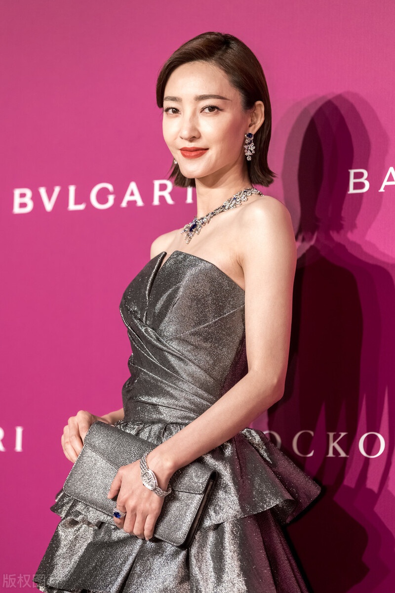 王丽坤一袭银色礼服御姐范十足复古短发造型全开