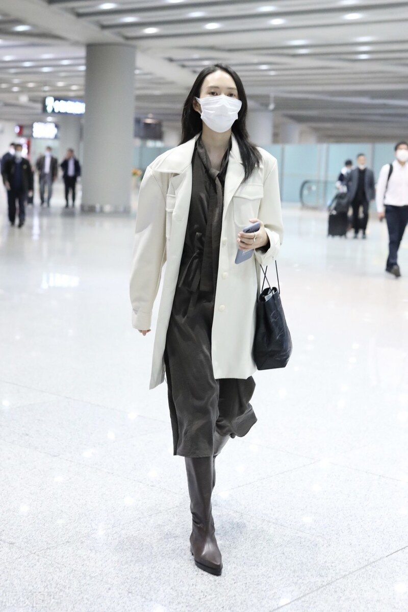 童瑶现身机场,穿白色毛呢大衣搭配长靴,率性干练尽显御姐范