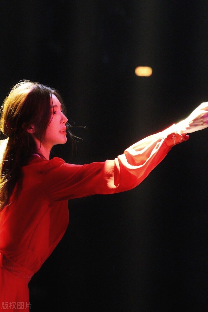 金晨身穿红裙美艳,现身晚会彩排舞姿绝美|一生所爱|金晨|晚会_新浪