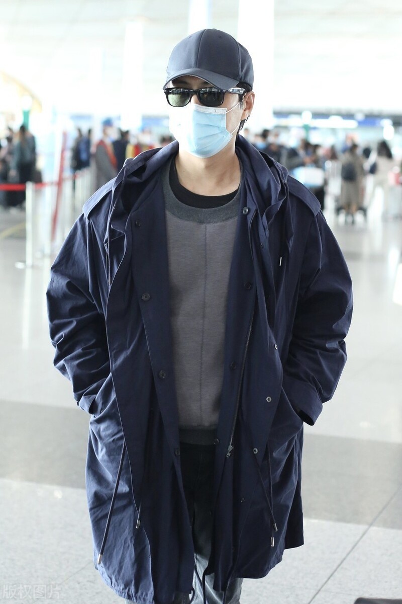 靳东穿灰色打底外搭深色风衣现身机场走路满满的老干部风