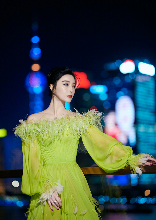 范冰冰美得"惊艳"!穿绿色薄纱连衣裙高贵优雅大气,仙气飘飘