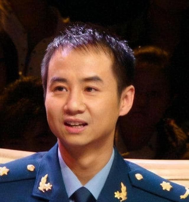 她62岁才出道,在《我不是药神》中一举成名,今比儿子毛孩还红