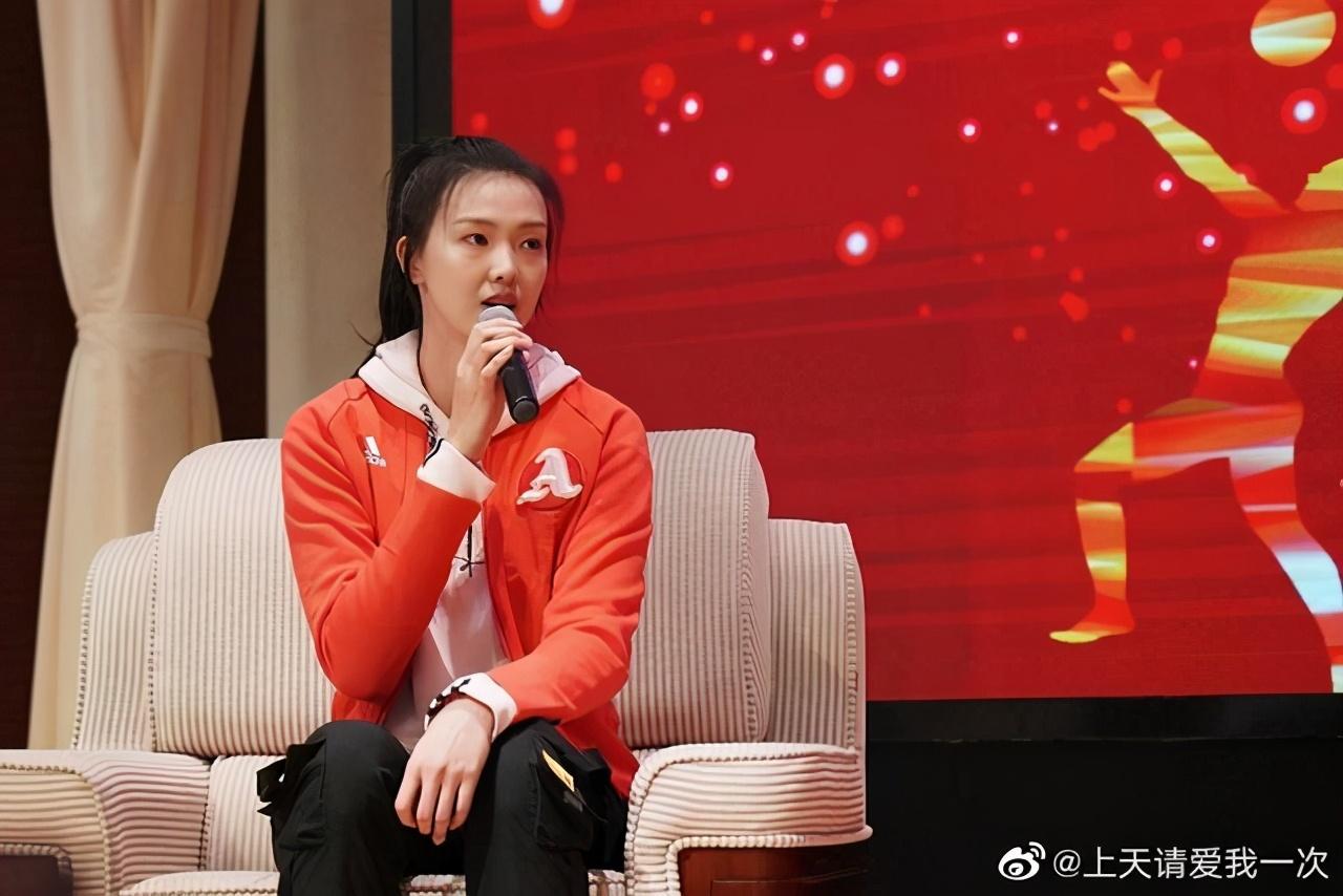女排美女国手现身南京大学,卫衣搭配橘红外套甜美动人!