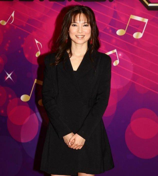 郭晋安与娇妻同台献唱,欧阳倩身材纤细保养好,曾两次流产很心酸