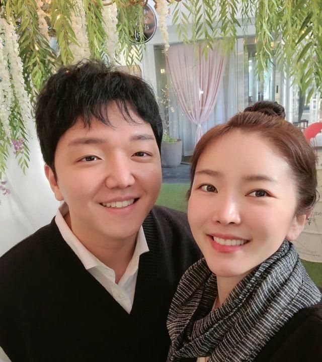 裴涩琪晒与老公同框照公布婚礼日期,婚房挂满婚纱照幸福满满