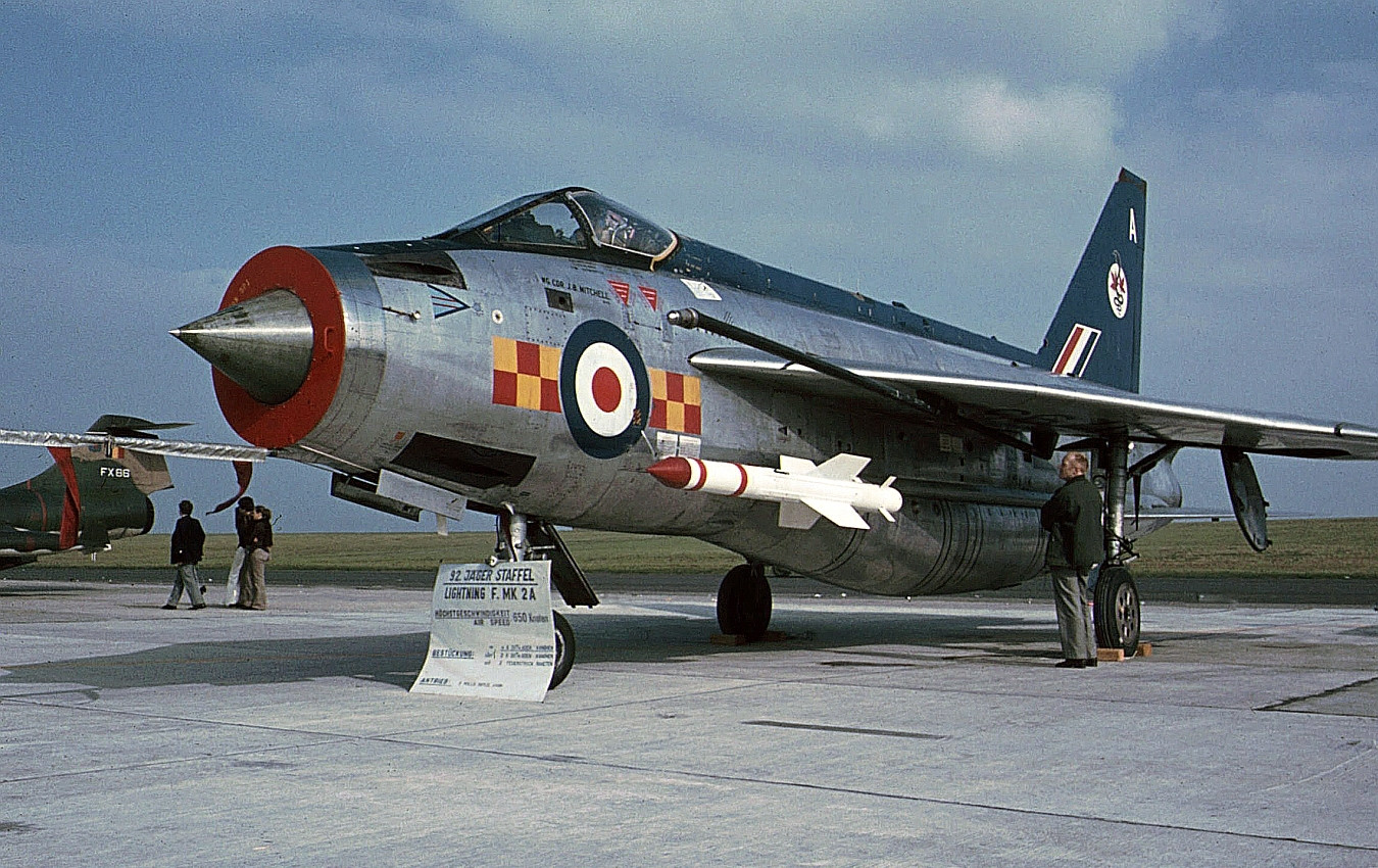 全球最丑战机英军闪电天生就有啤酒肚像一只大肚蝈蝈