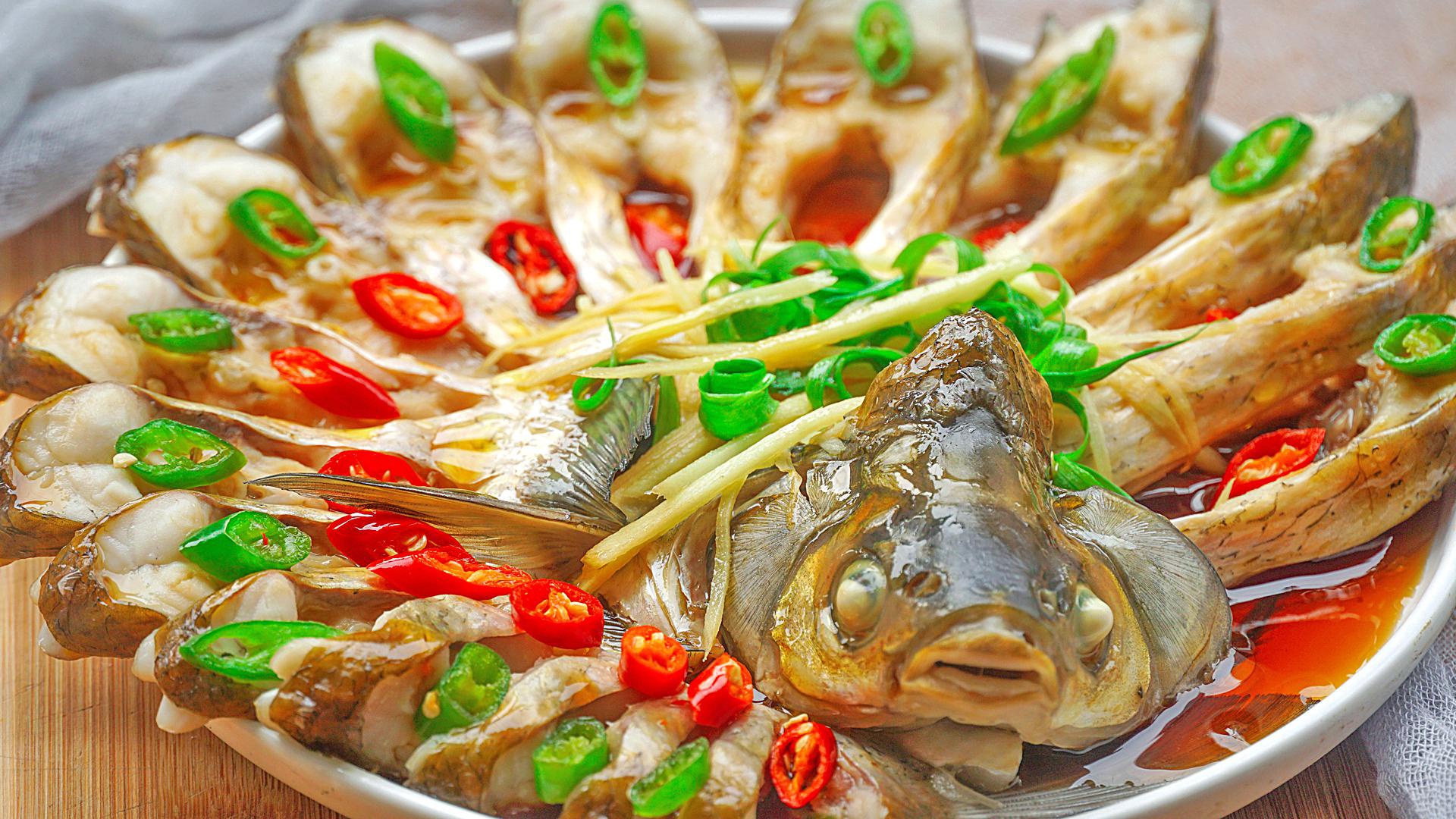 清蒸武昌鱼,是湖北省的一道传统名菜,这道菜原汁原味得保持了鱼的清香