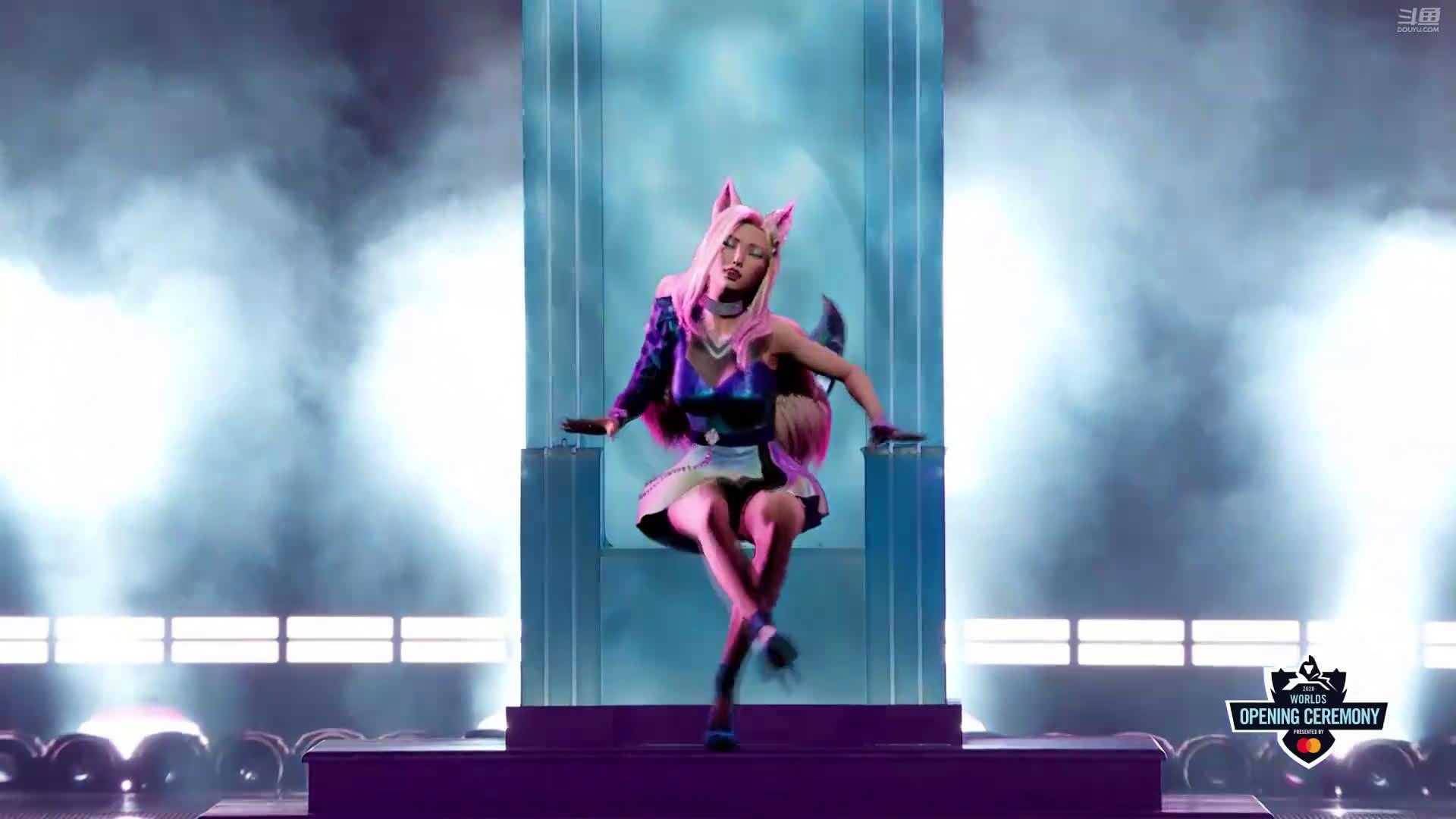 和kda现场表演新歌《more》,阿卡丽机车出场太飒了!