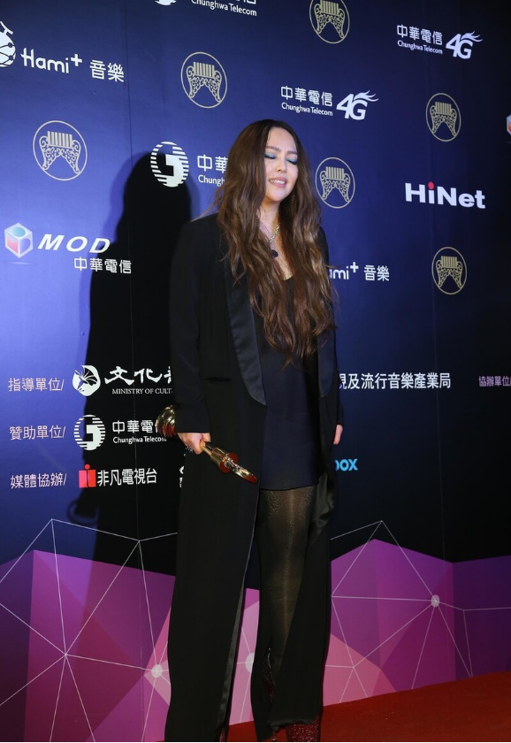 张惠妹打扮招摇下衣失踪加厚底大长靴看着不止158cm