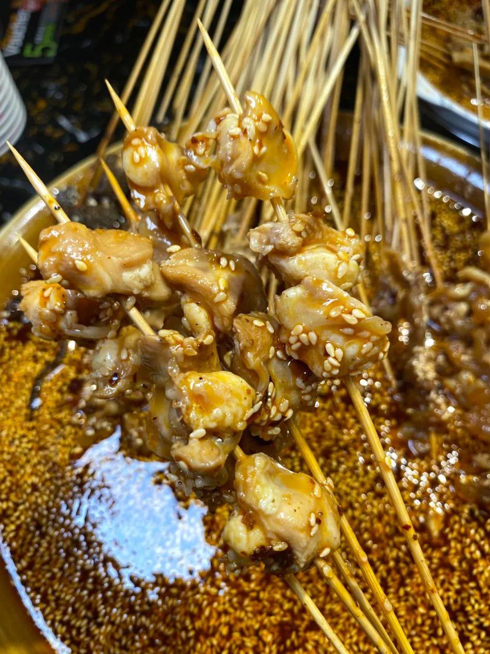 成都超火小吃钵钵鸡来长春了,麻辣鲜香吸引不少人排队品尝