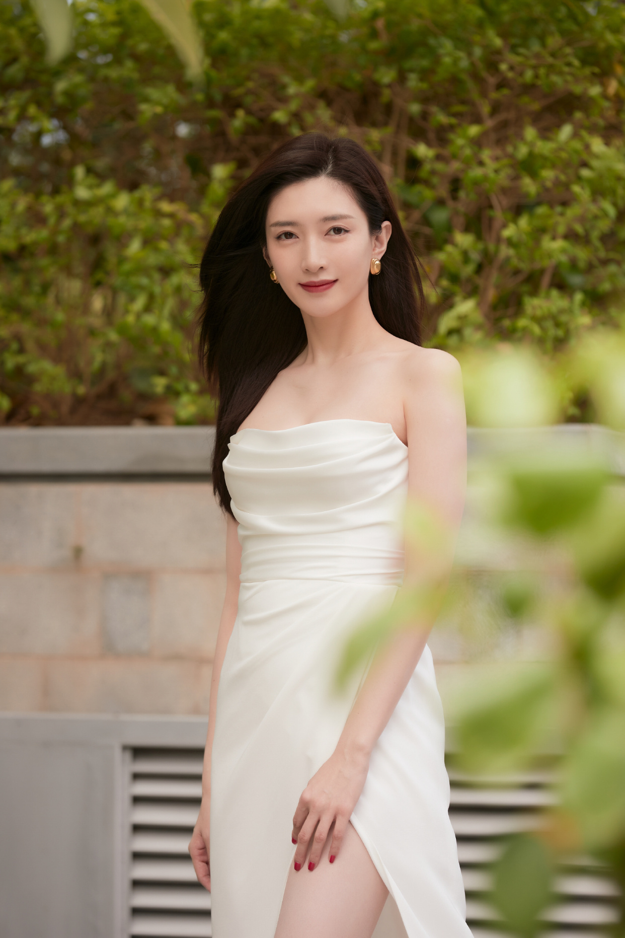 江疏影躺浴缸拍时尚大片,一袭白色连衣裙优雅清纯,女神范十足