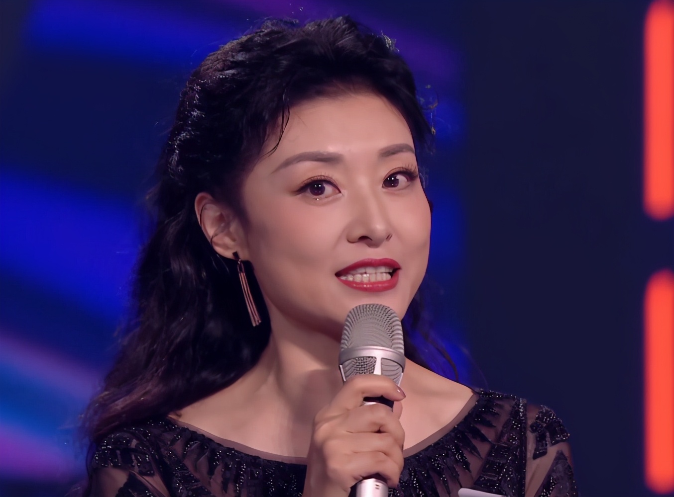 芒果晚会主持状况多:汪涵抢话翻车被嘲,周涛表情尴尬差点冷场