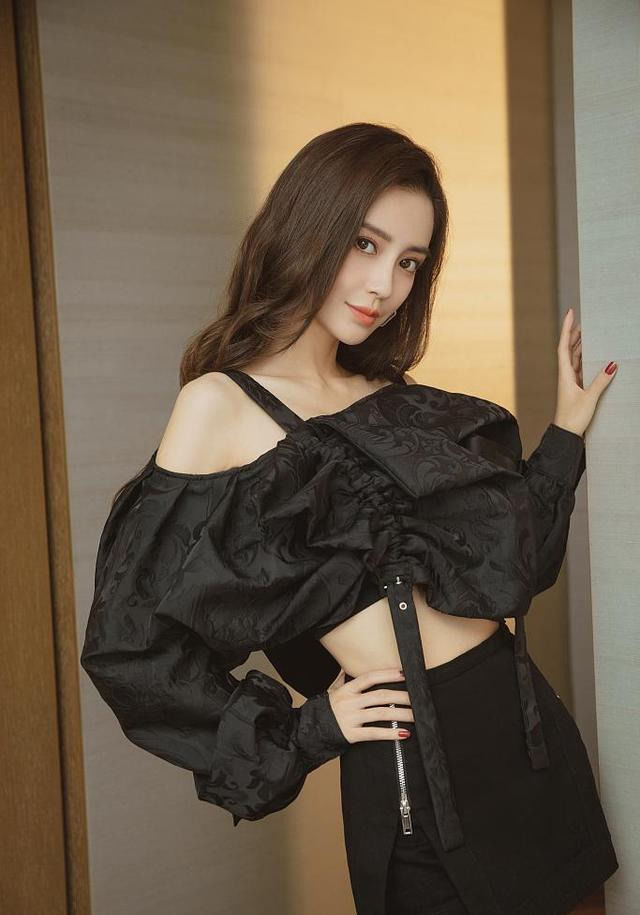 宋慧乔秋装近照知性优雅长卷发披肩慵懒悠闲,杨颖香肩半露秀锁骨