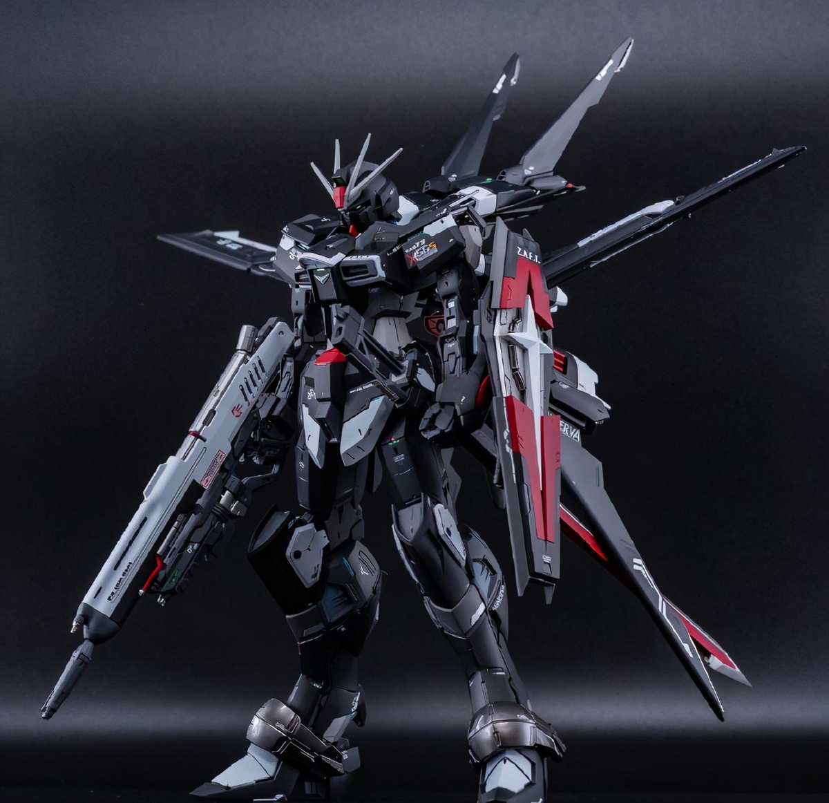 容易被认成漆黑强袭的venom脉冲高达模型