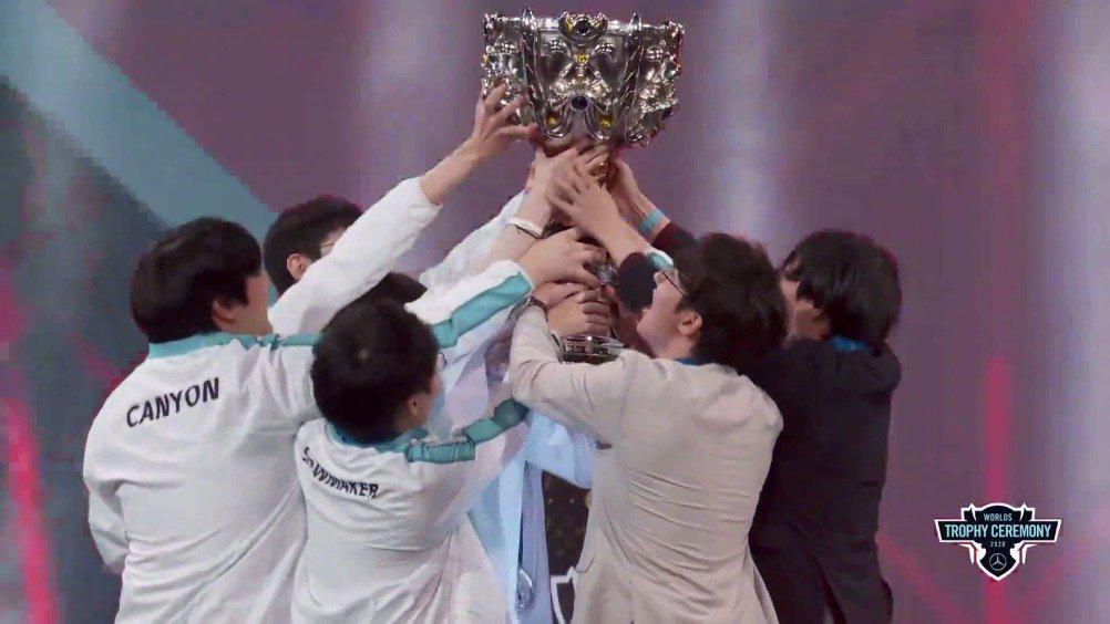 2020全球总决赛冠军dwg战队捧杯时刻!