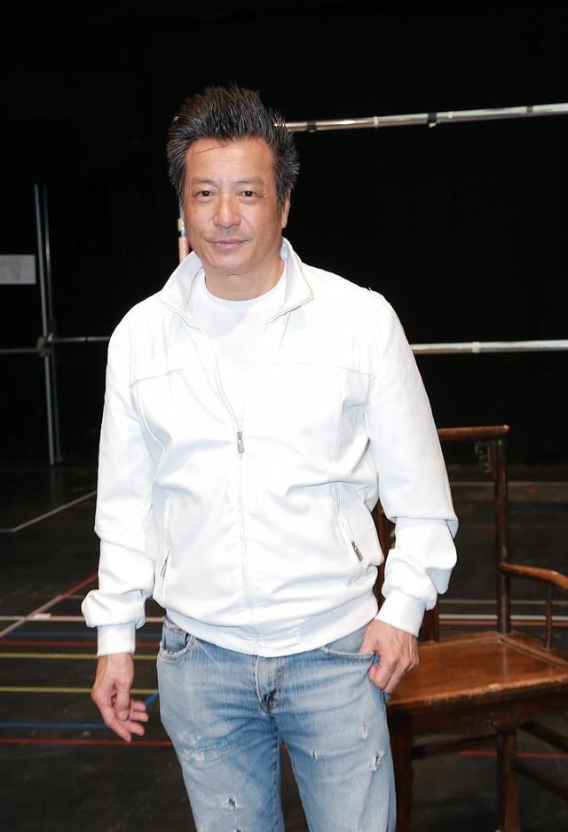 71岁石修晒与儿子今昔合照,英气魅力完胜陈宇琛,获