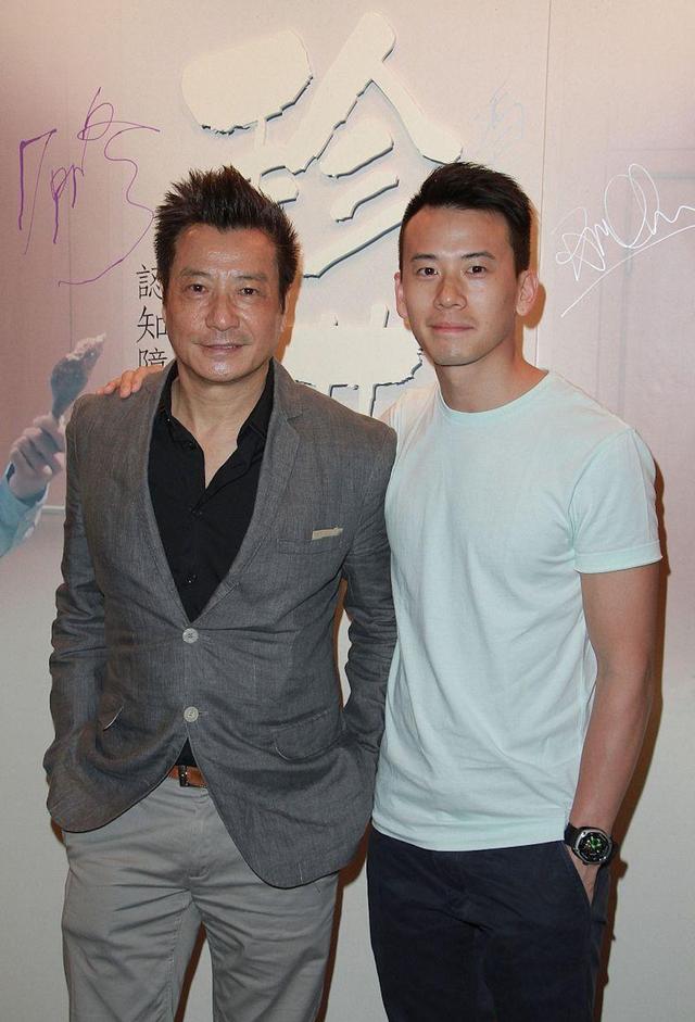 71岁石修晒与儿子今昔合照英气魅力完胜陈宇琛获媳妇盛赞年轻