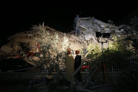 土耳其民眾在倒塌樓房附近。（美聯社）