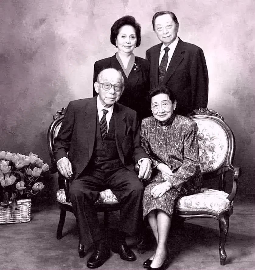 脚登布鞋,几乎洗尽铅华,终日陪伴在张学良身边,缔造了爱情传奇