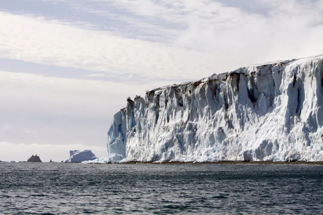 并且冰舌非常厚,冲锋舟靠近后能明显感受到犹如一面巨大的冰墙在前面