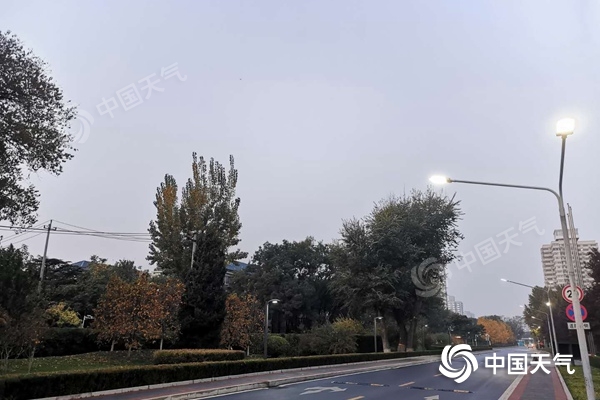 今晨,北京雨后天空阴沉。