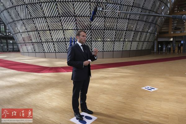 资料图片：7月19日，法国总统马克龙抵达比利时布鲁塞尔的欧盟总部后发表讲话。（图片来源：彩色通稿）