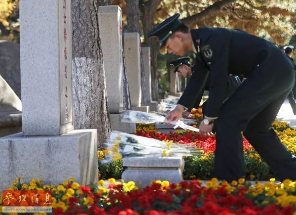 ▲10月23日，在辽宁沈阳抗美援朝烈士陵园敬献花篮仪式上，部队官兵向志愿军烈士墓献花。 （新华社记者 杨青 摄 ）