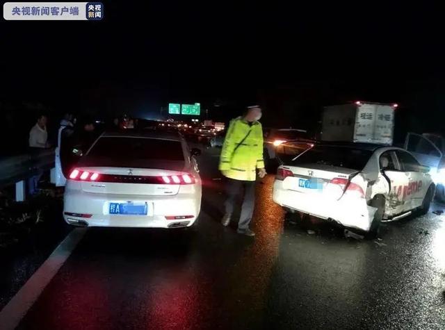 打算变道驶入绕城高速进入南宁市,与继续前行的黄某小车相撞