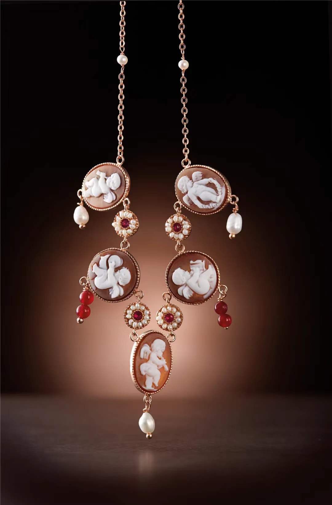 CAMEO ITALIANO 用手工贝雕、镶嵌珠宝制作的项链。本文图片均为受访者供图