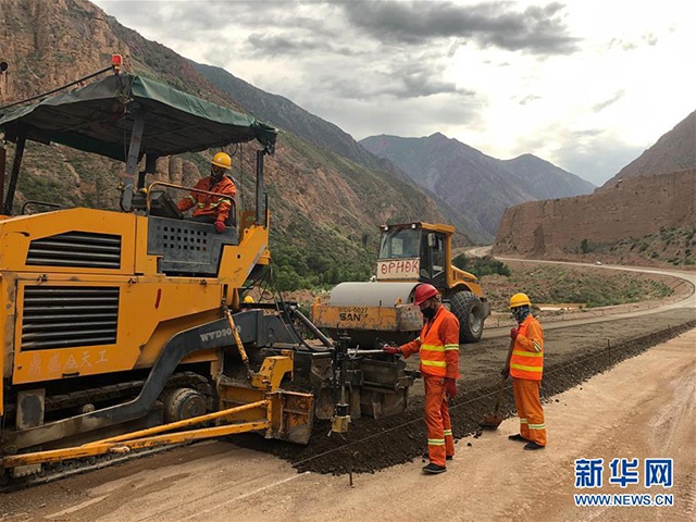  2019年5月，在吉尔吉斯斯坦贾拉拉巴德拍摄的北南第二条公路建设工程现场 图自新华社