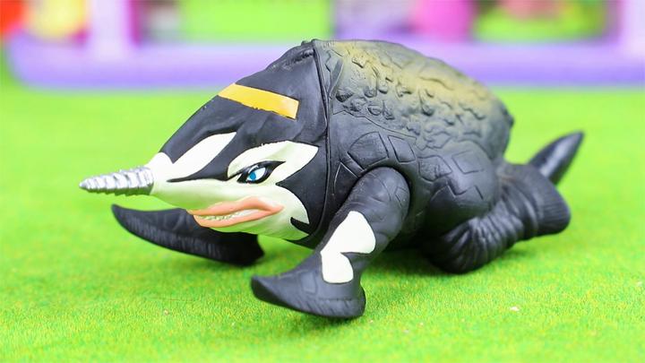 奥特曼怪兽:水陆两栖怪兽古维拉软胶玩具分享