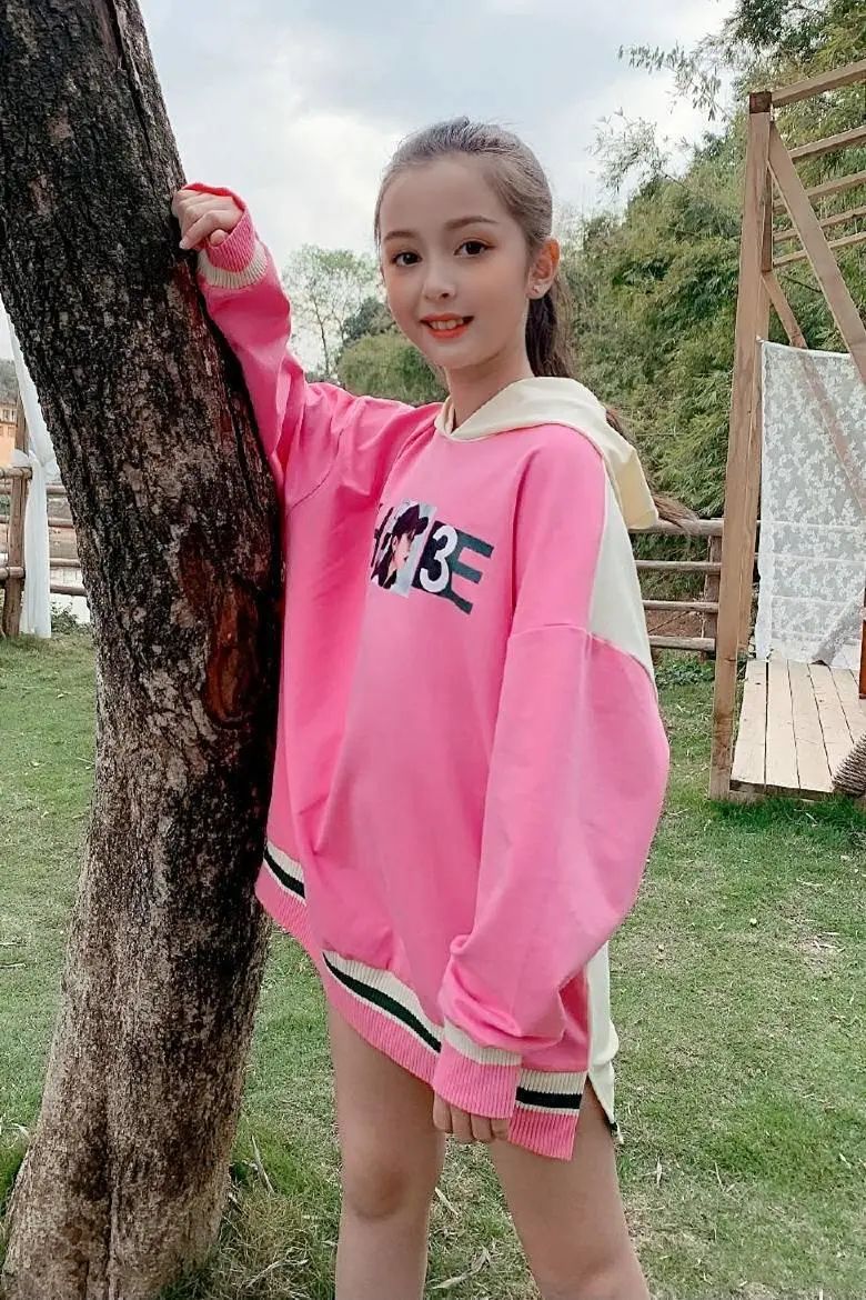 玛尔娜上身穿一件短款连帽卫衣,下身搭配一条亮片短裤,大方秀出蛮腰和