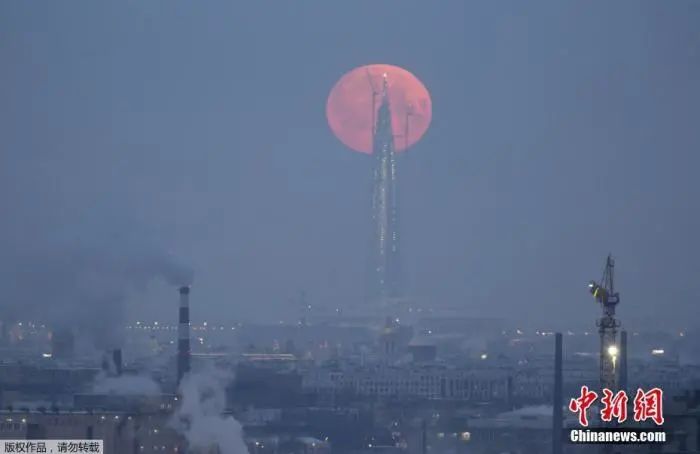 资料图：俄罗斯圣彼得堡拍摄的“越级月亮”。