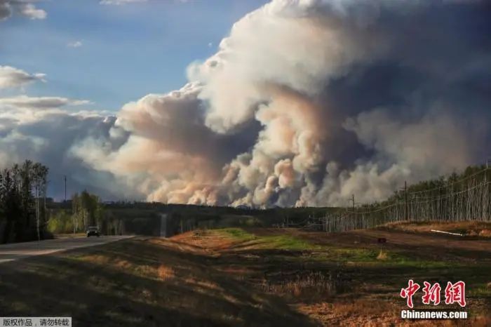 资料图：当地时间2016年5月5日，加拿大阿尔伯塔省麦克默里堡，当地山火持续蔓延，浓烟滚滚。