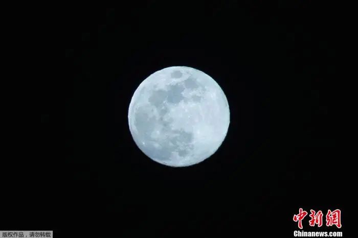 资料图：在厄瓜多尔基多拍摄到的“蓝月亮”。
