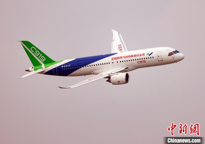 中国c919大型客机首次亮相行业活动在南昌飞行表演