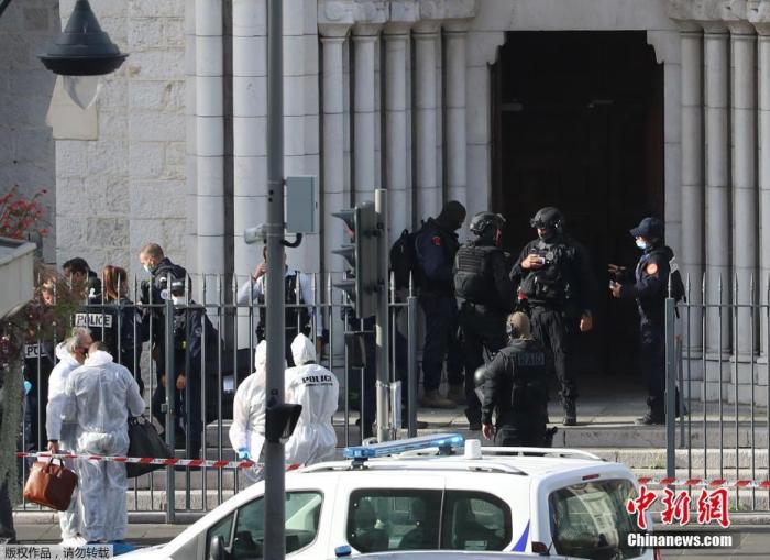 当地时间10月29日，法国南部城市尼斯发生持刀袭击事件，造成3人死亡，多人受伤。图为当地警方在事发地附近的一所教堂执勤。