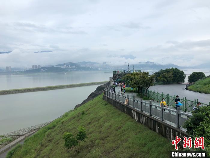 游客在三峡大坝旅游区185平台游览(资料图) 郭晓莹 摄