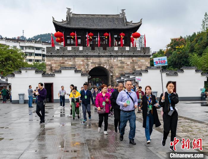 游客在秭归县屈原故里文化旅游区游览(资料图) 郑家裕 摄