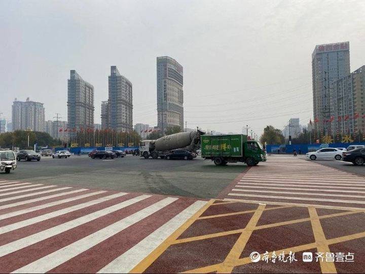 聊城最大最"豪华"的红绿灯路口通车了!