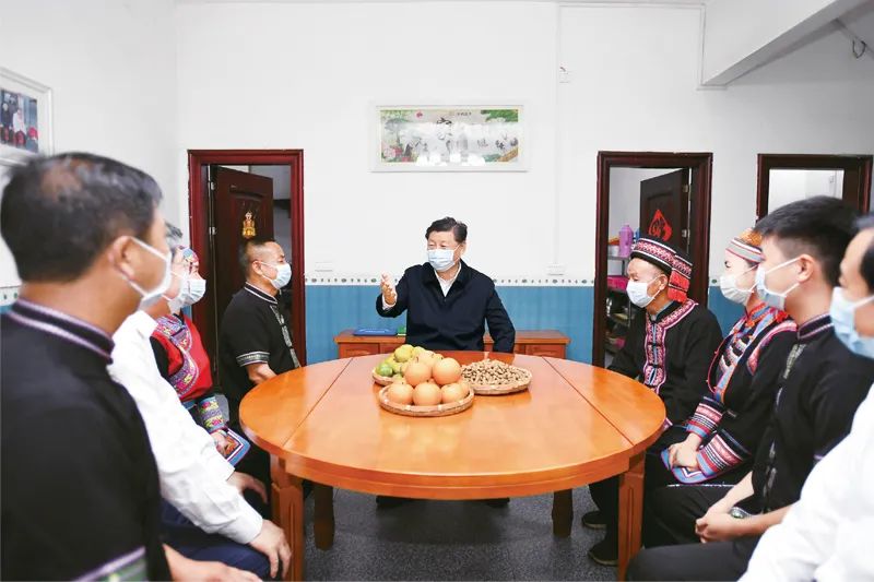 2020年9月16日至18日,中共中央总书记、国家主席、中央军委主席习近平在湖南考察。这是16日下午,在郴州市汝城县文明瑶族乡沙洲瑶族村,习近平同村民朱小红一家拉家常。新华社记者 谢环驰/摄
