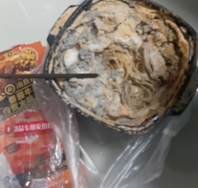 小伙一顿骚操作海底捞自热火锅炸了