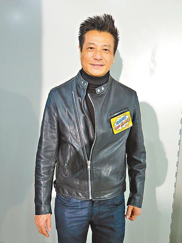 72岁tvb型男晒合照颜值完胜儿子,从影六十多年几乎零绯闻|陈宇琛|石修